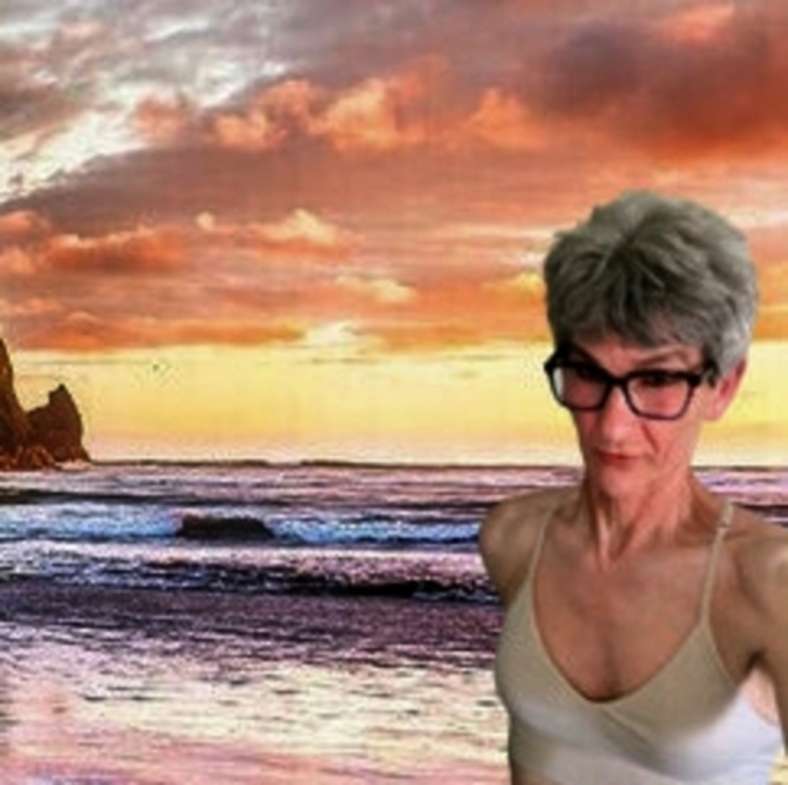 Babe de praia de biquíni sênior puzzle online a partir de fotografia