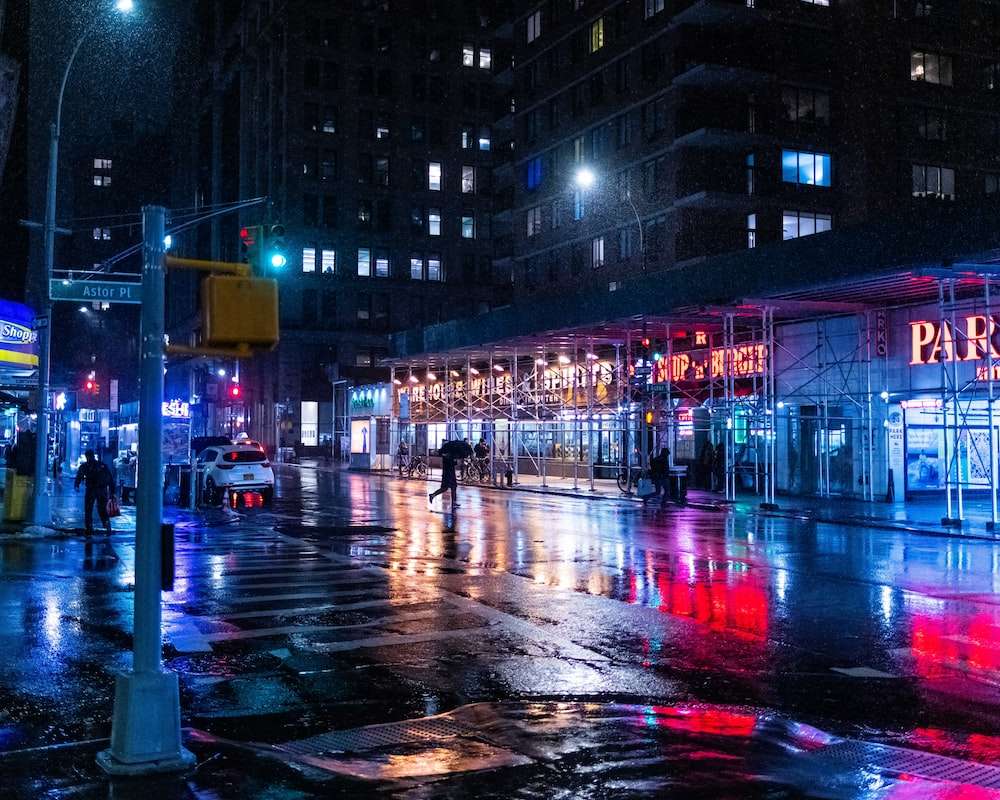 Дощове місто скласти пазл онлайн з фото