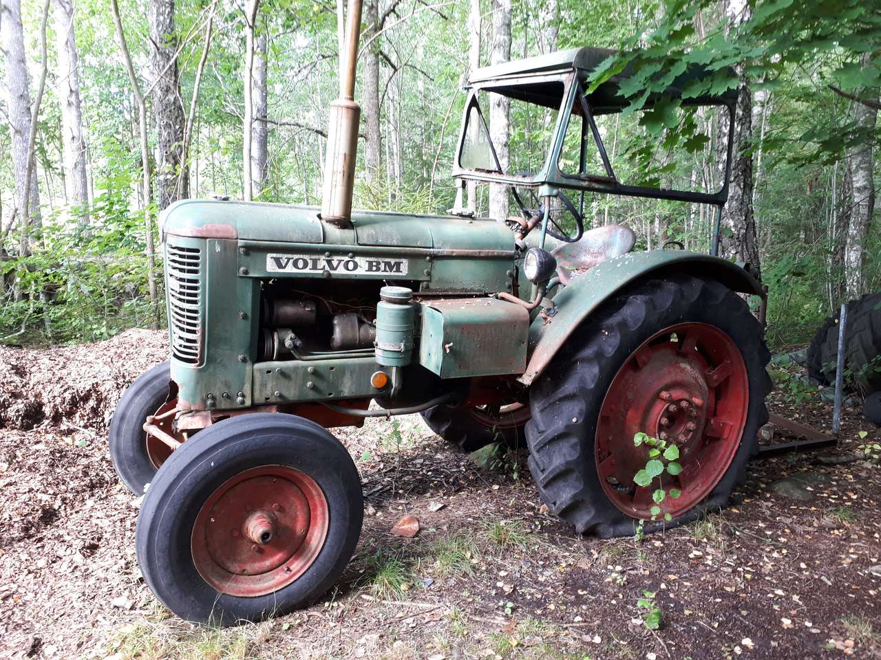 Traktor a skogen. puzzle online z fotografie