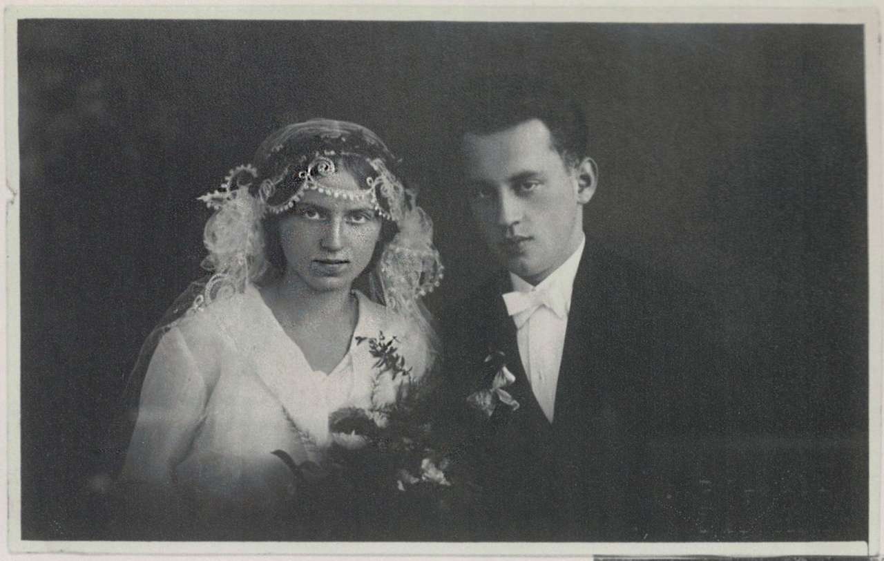 Jeune couple puzzle en ligne à partir d'une photo
