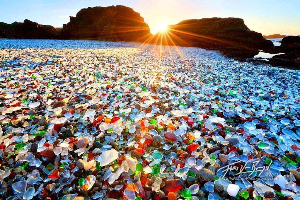 Морско стъкло край морски бряг онлайн пъзел