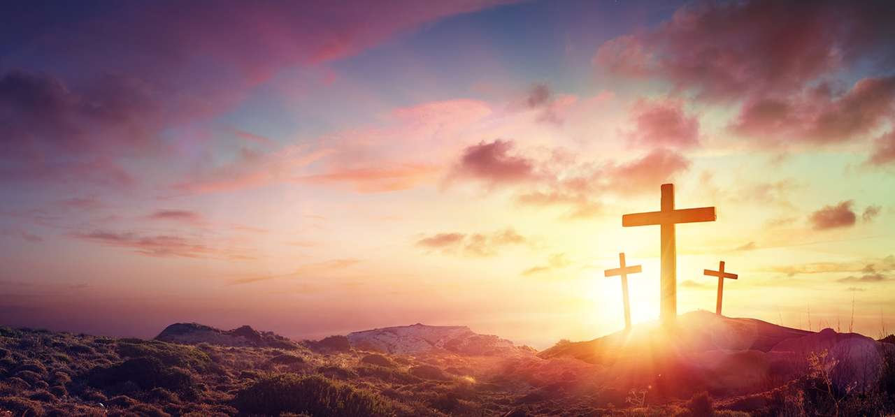 Крест на холме с восходом солнца онлайн-пазл