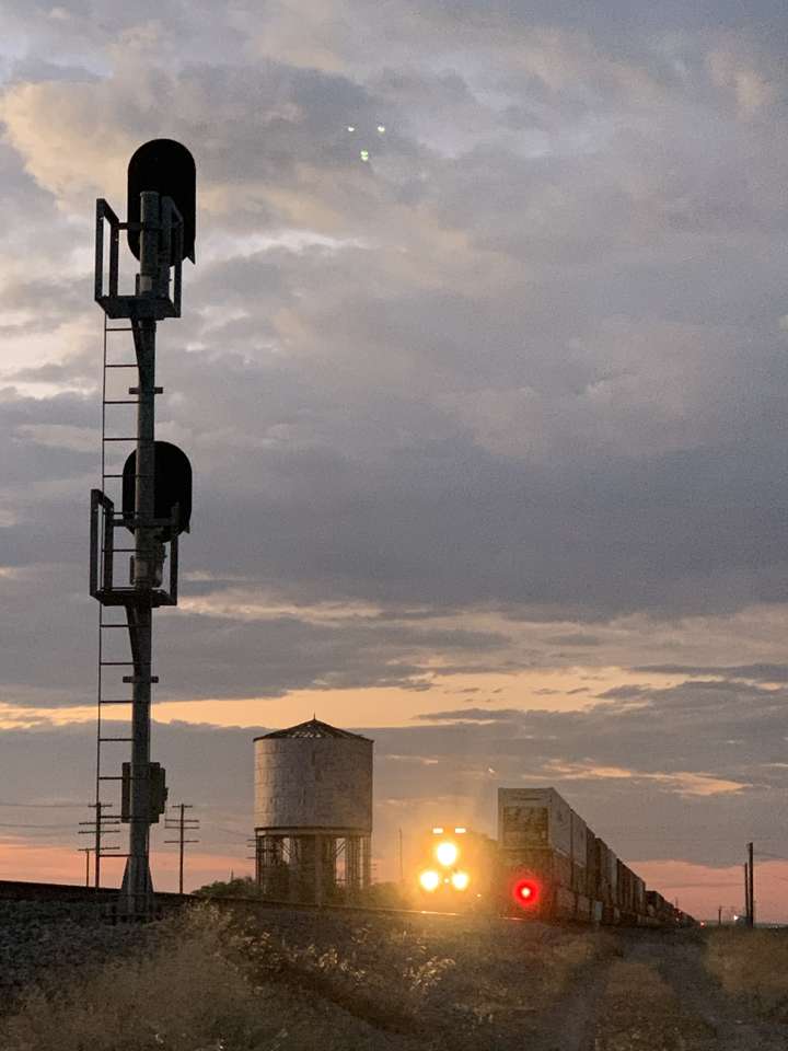 Περιβόλι, ID πύργος νερού και τρένα παζλ online από φωτογραφία