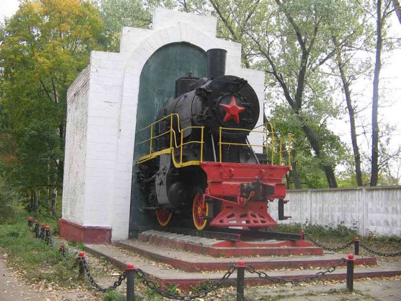 Monumento locomotiva a vapor puzzle online a partir de fotografia