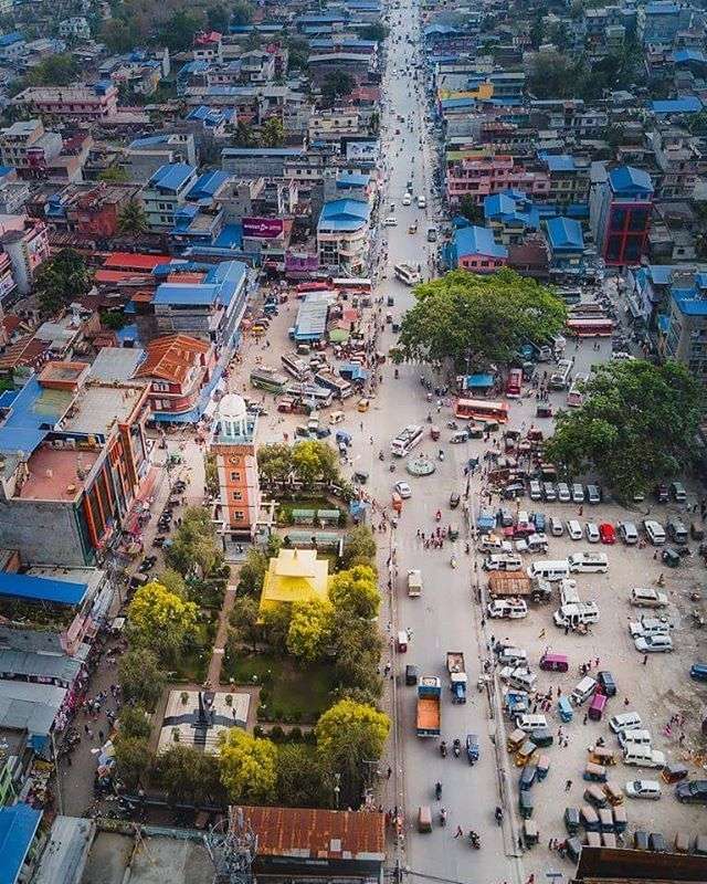 Vedere cu dronă a frumosului oraș estic Dharahara puzzle online din fotografie