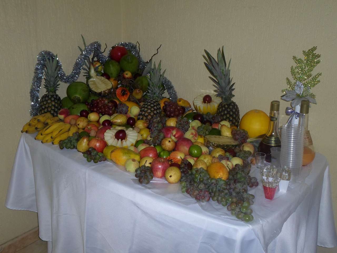 Table with many varieties of fruits online puzzle