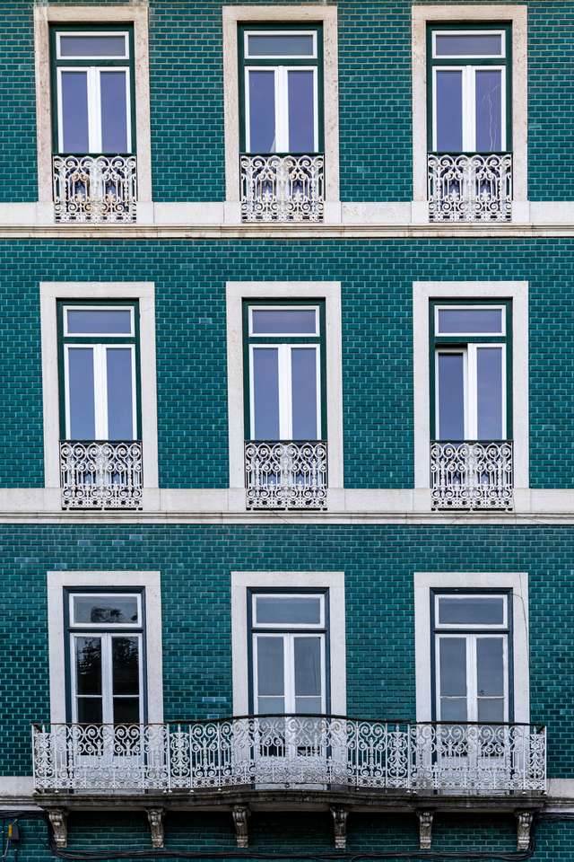 Green tenement house in Lisbon online puzzle