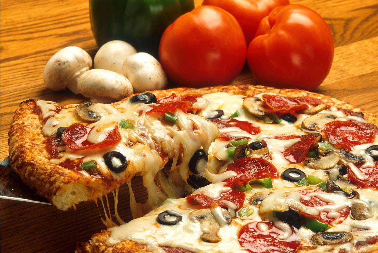 Pizza cu pepperoni puzzle online din fotografie