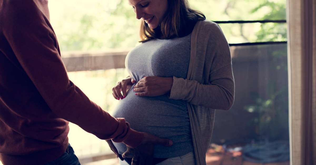 femeie însărcinată cu soțul ei puzzle online din fotografie