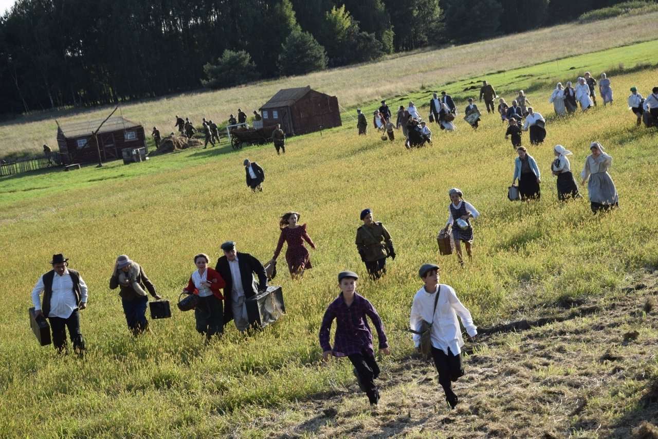 Fleeing population puzzle online from photo