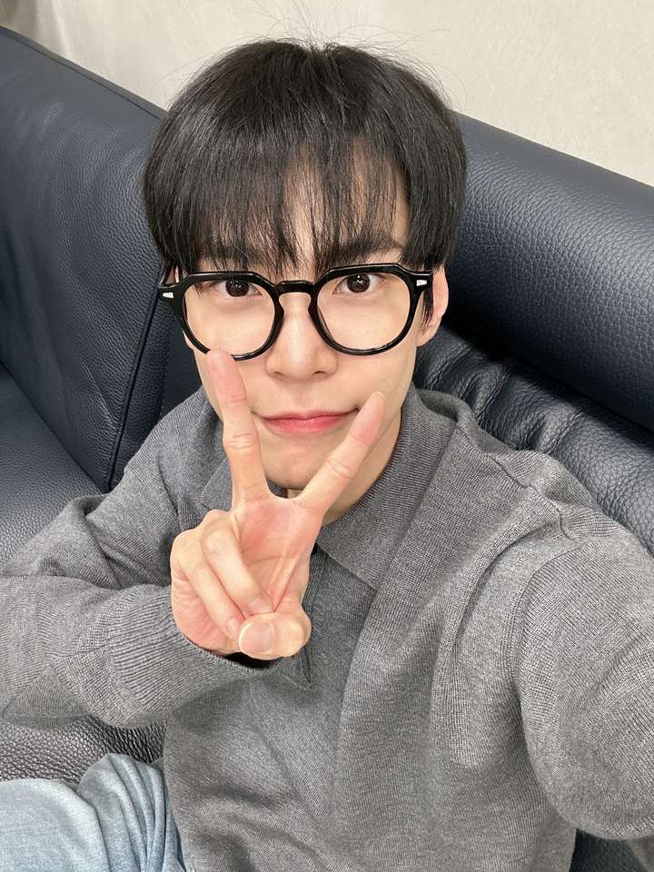 NERDY DOYOUNG puzzle online din fotografie