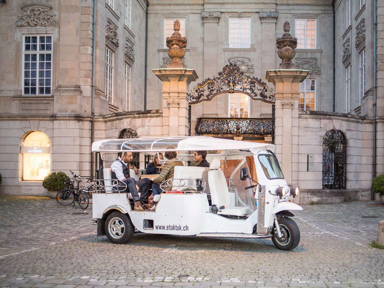 Tuktuk Zurich puzzle online from photo