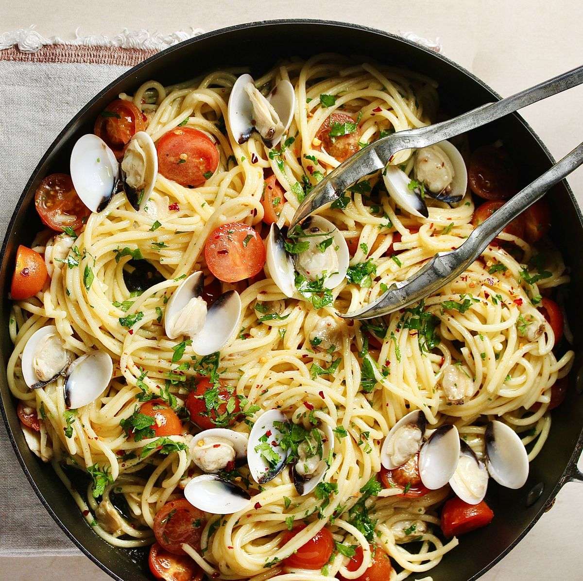 Spaghetti alle vongole puzzle online from photo