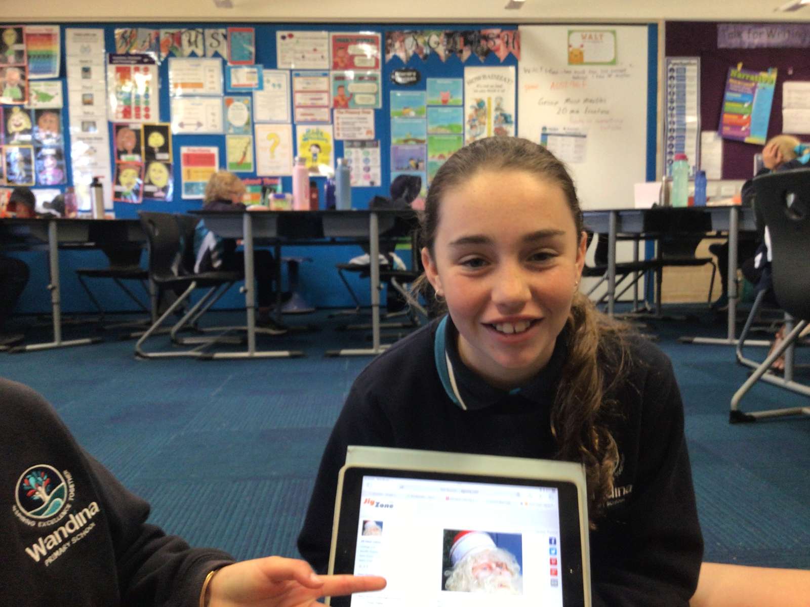 Indigo și iPad-ul ei puzzle online