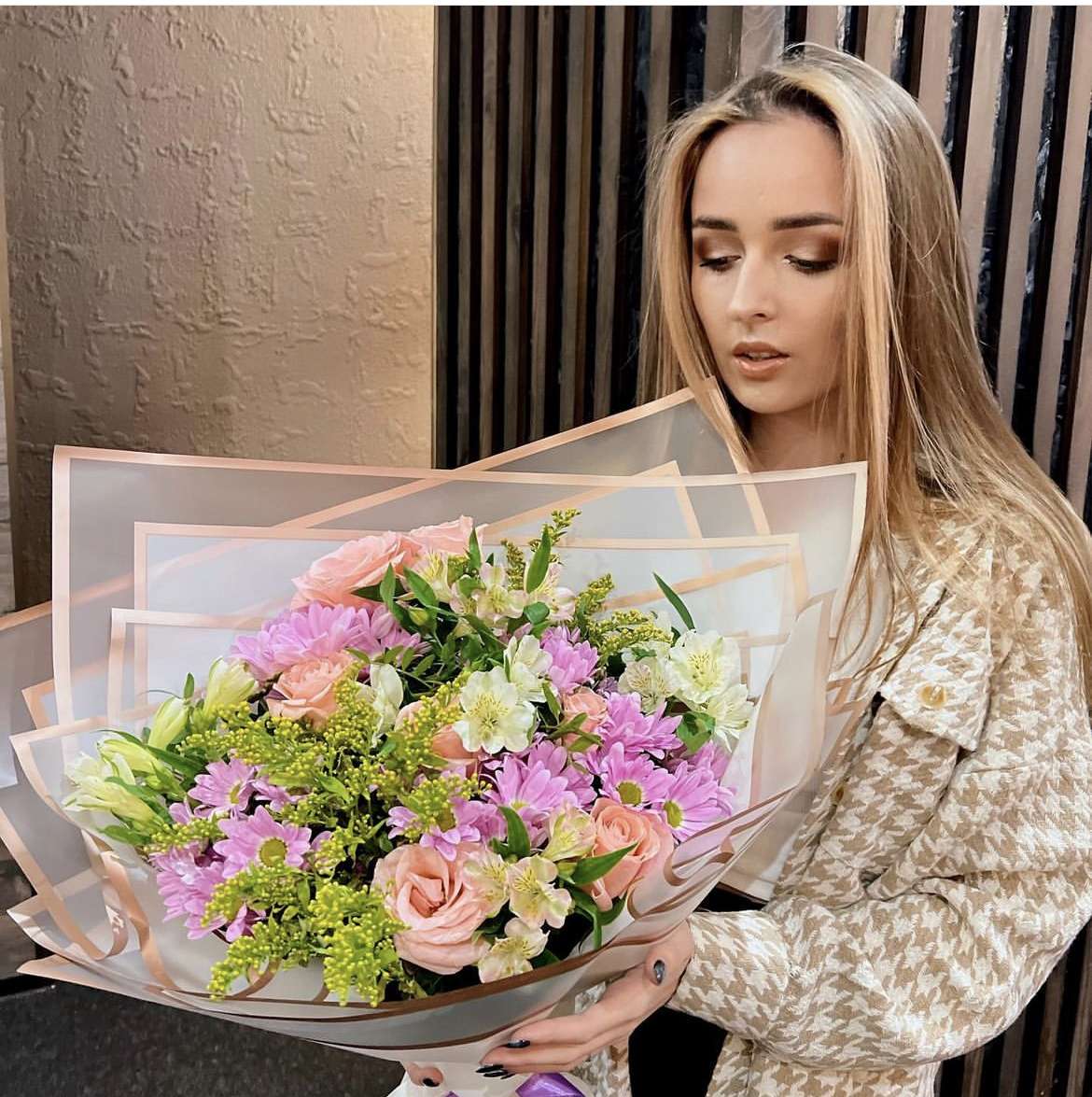 Цветы и девушка пазл онлайн из фото