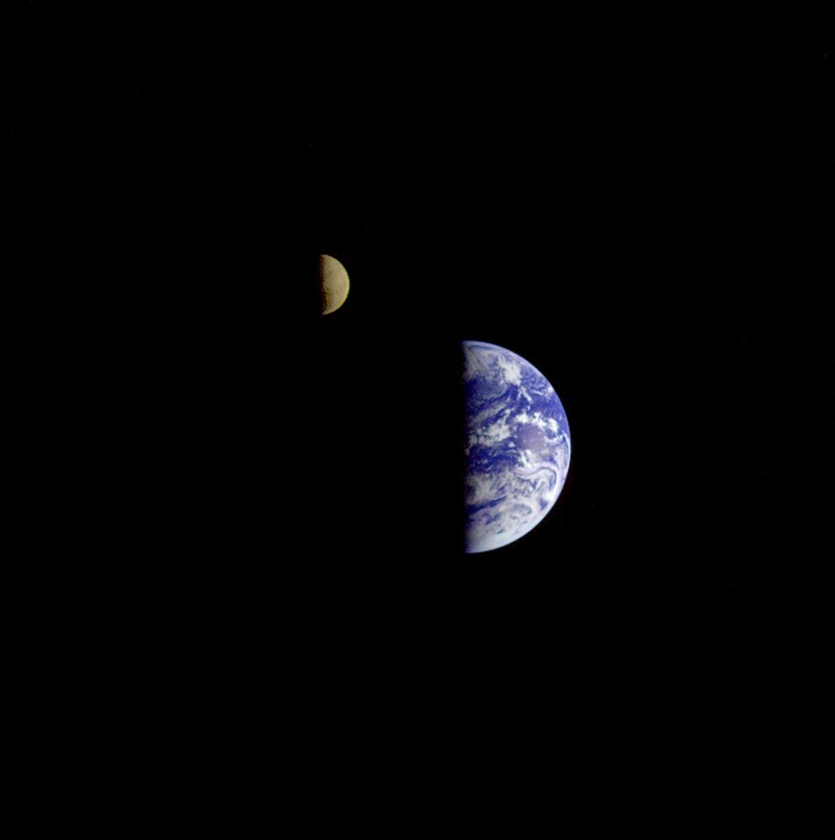 Земля и Луна пазл онлайн из фото