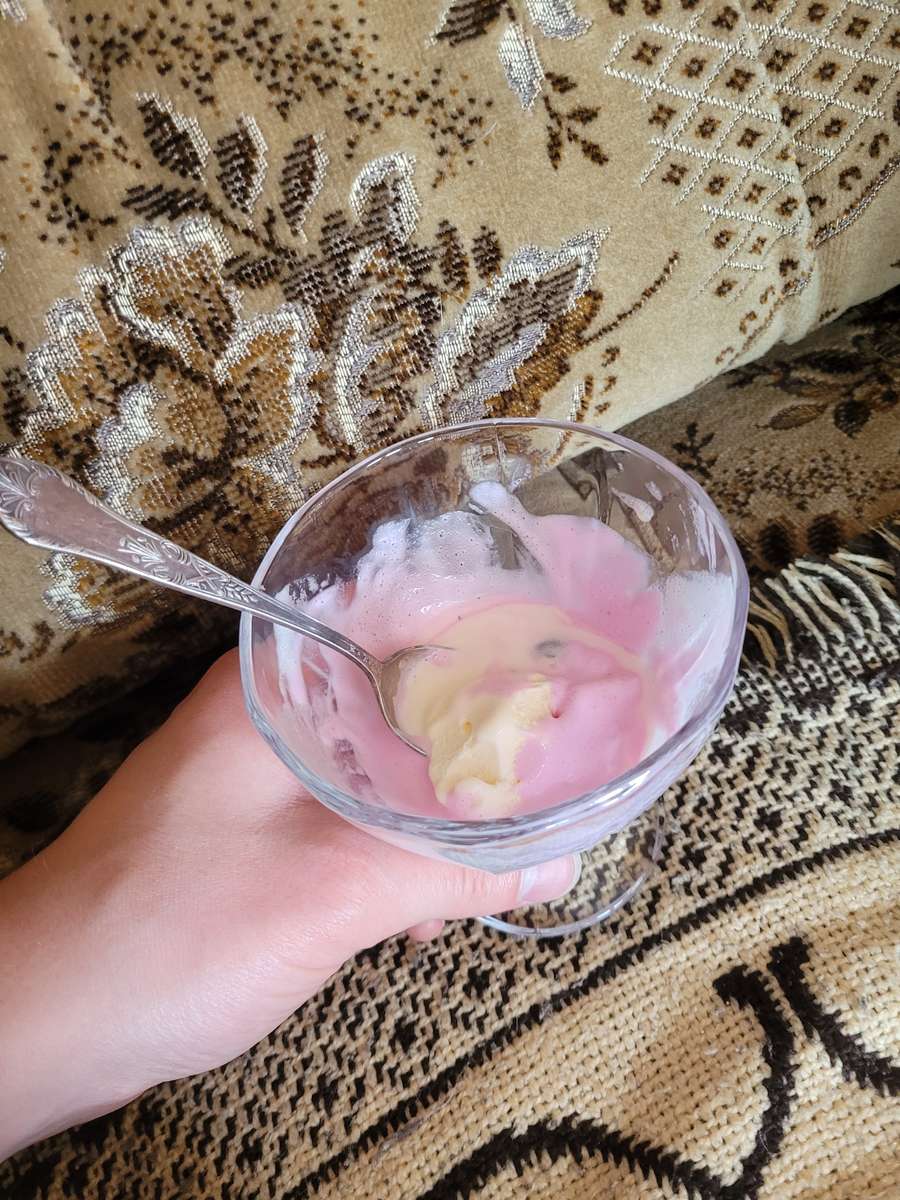 Сладолед на дивана с американски боровинки онлайн пъзел от снимка