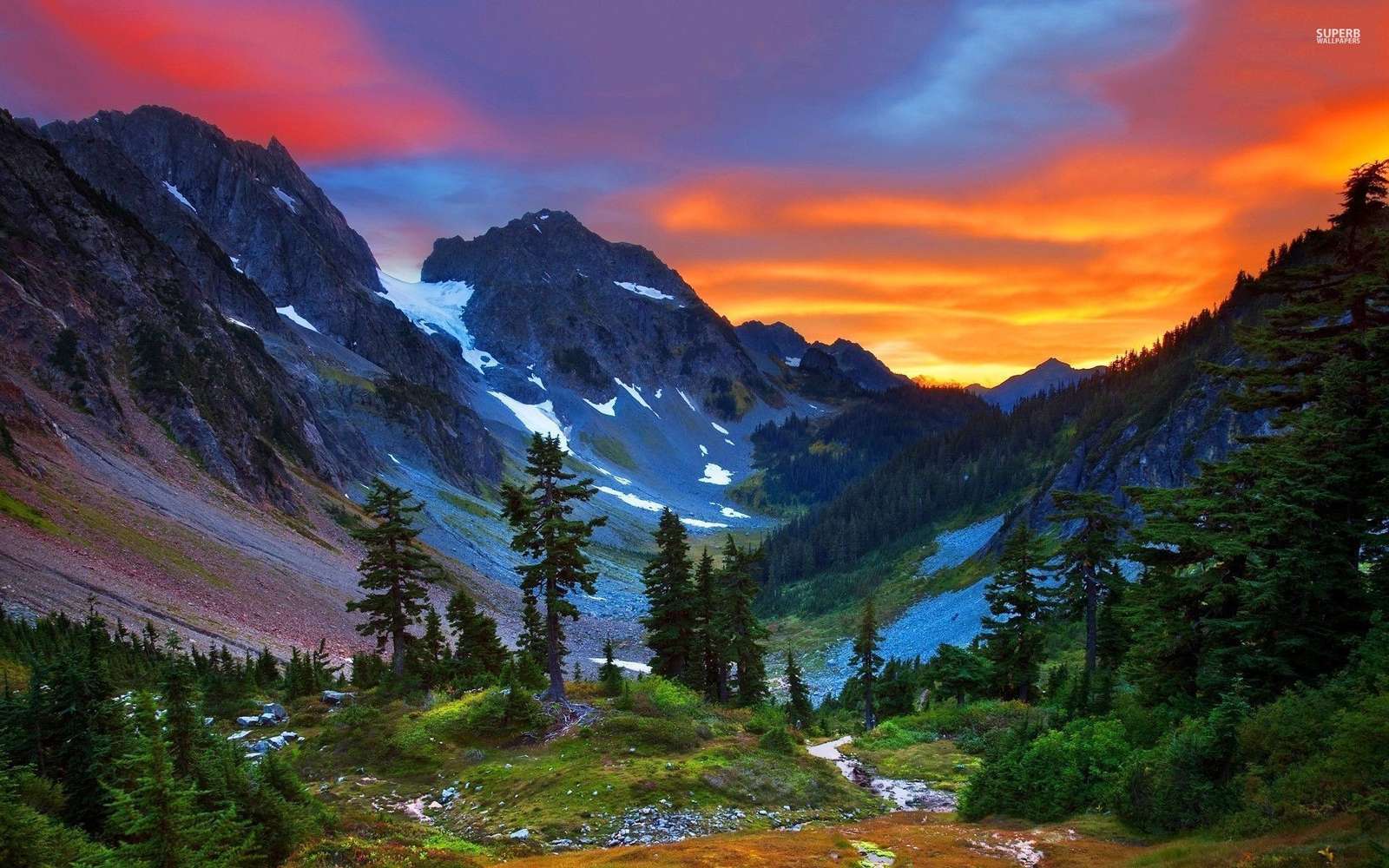 Gyönyörű égbolt A hegyek online puzzle