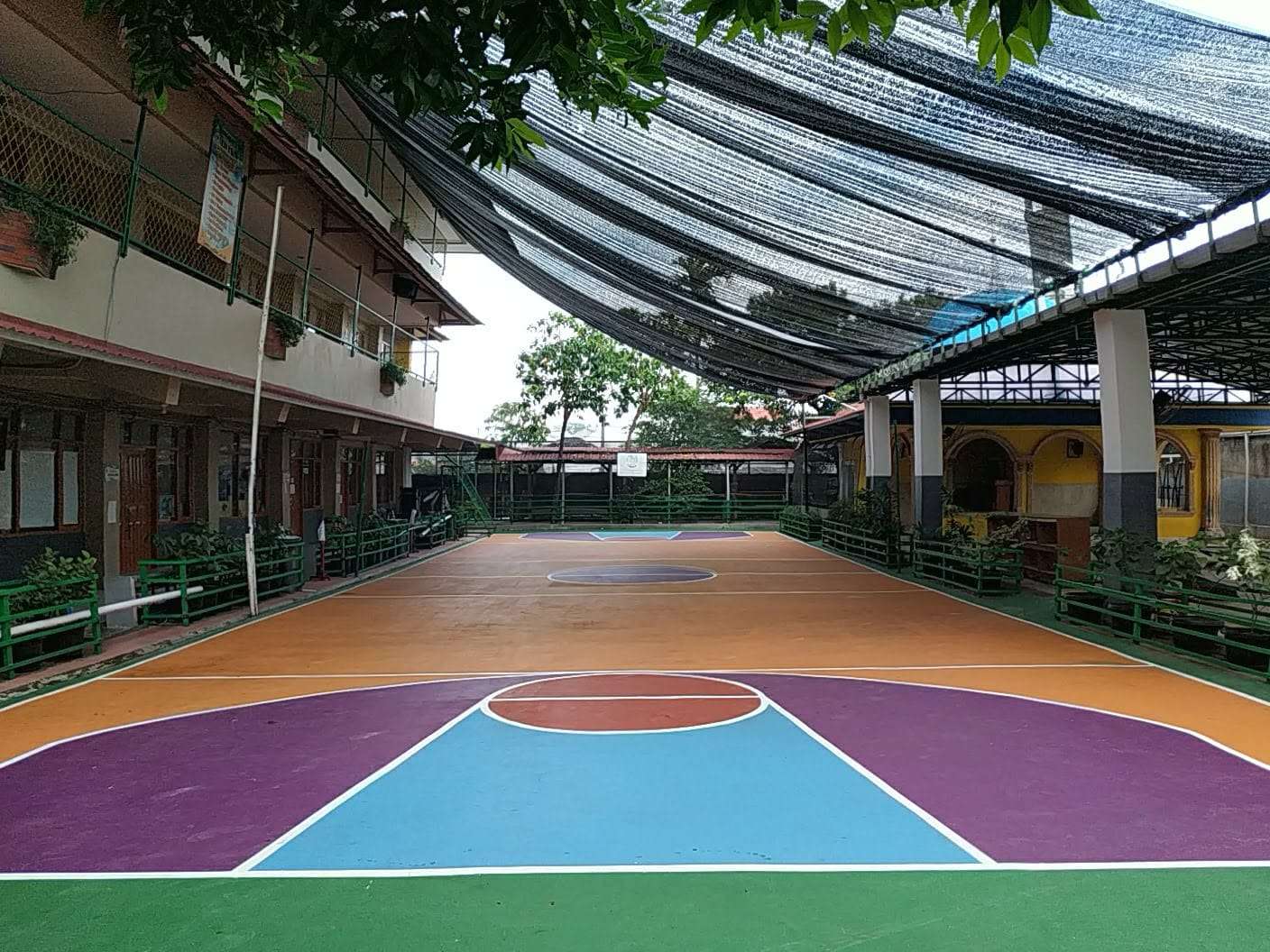 Училищен двор онлайн пъзел от снимка