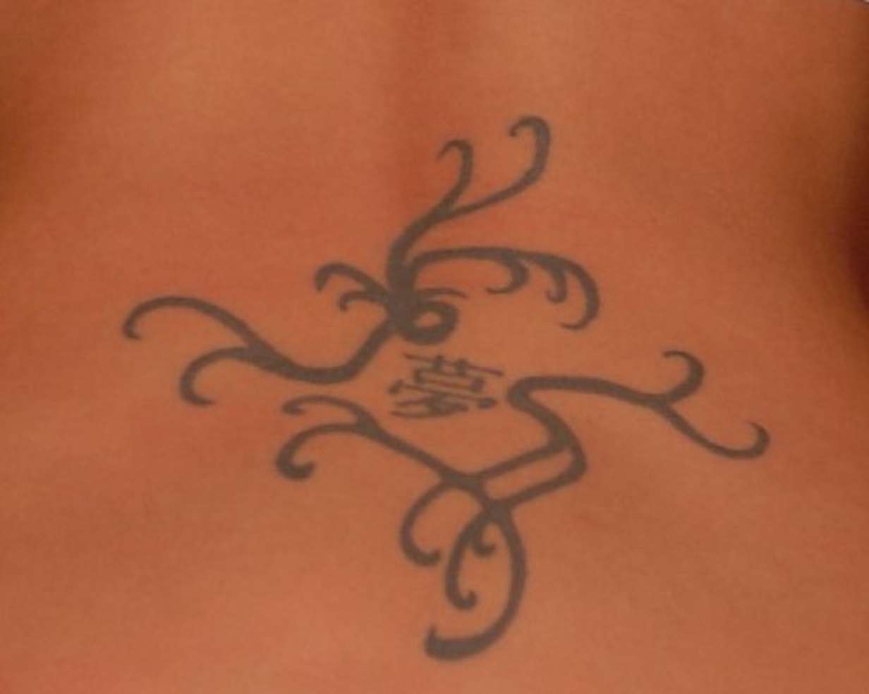 tatuagem nas costas puzzle online a partir de fotografia