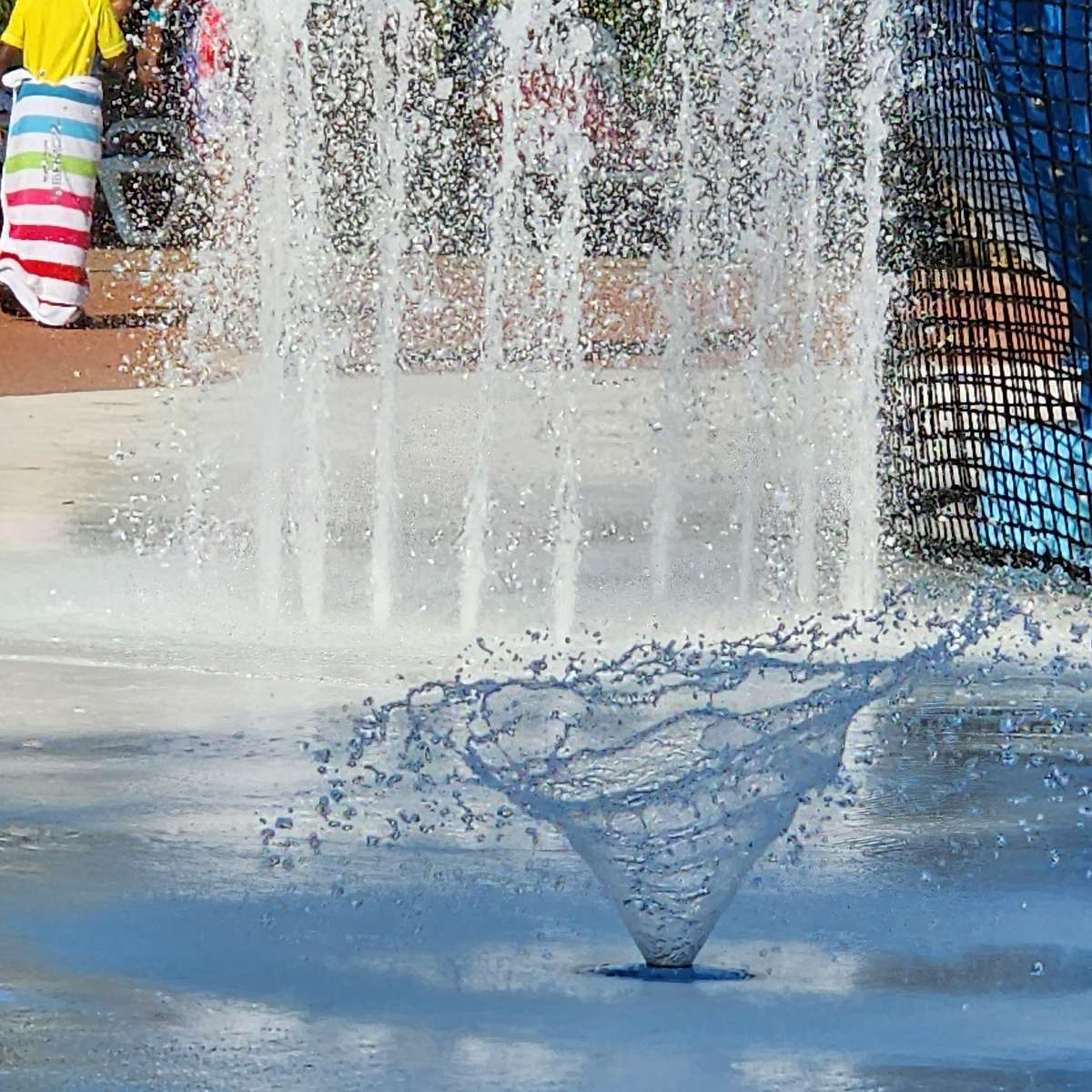 stříkající voda v bazénu online puzzle