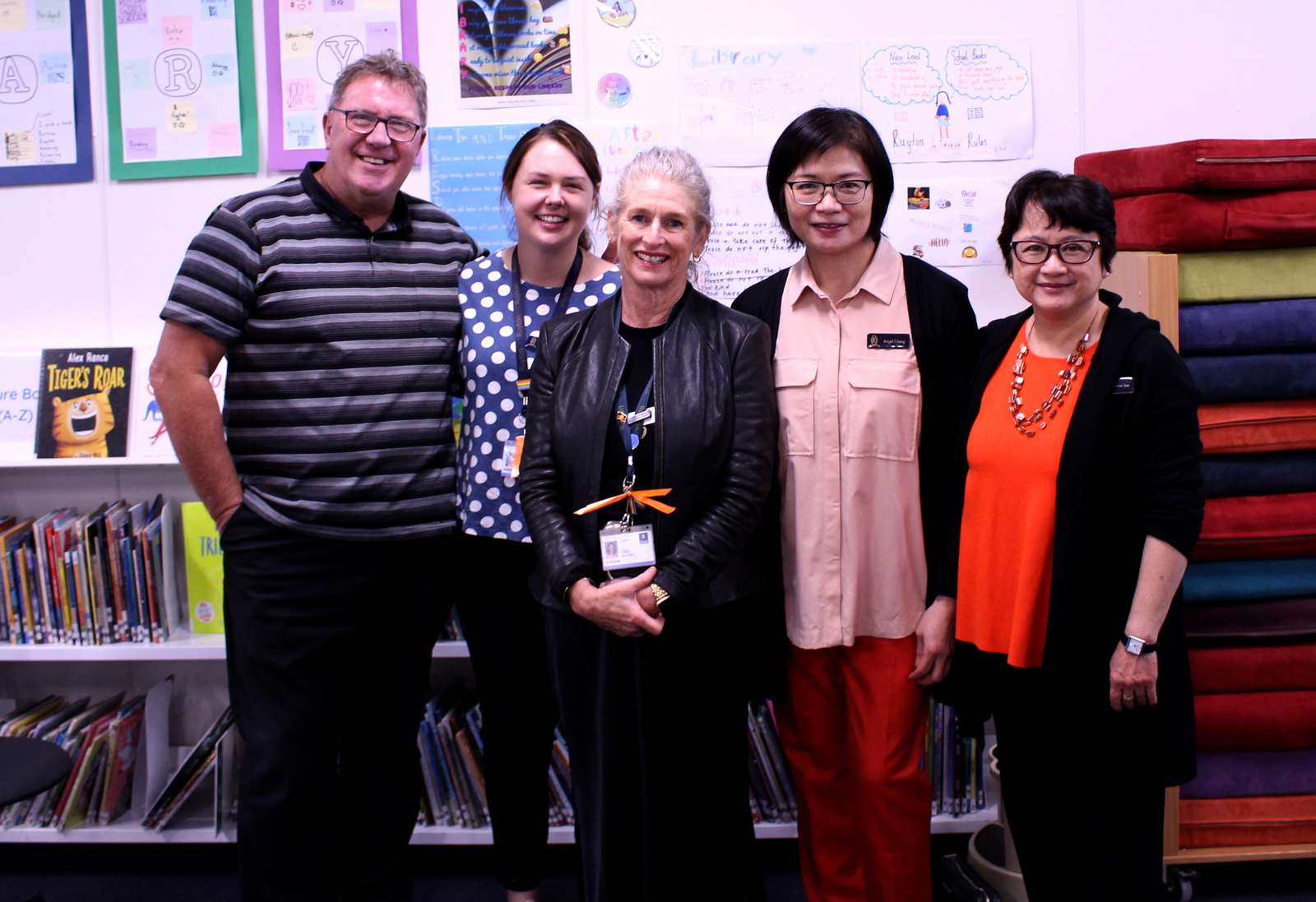 Екип на библиотеката онлайн пъзел от снимка