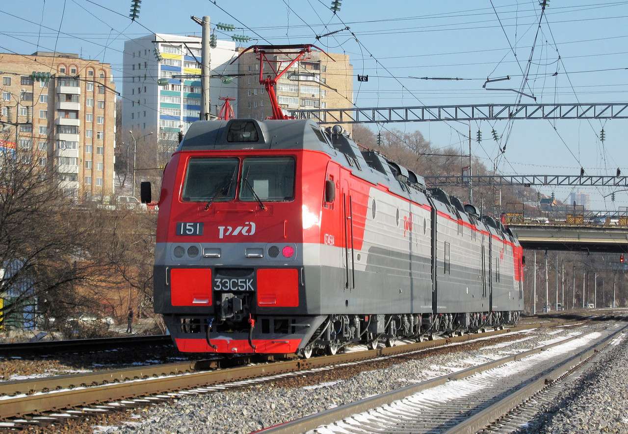 Lokomotive auf dem Hintergrund der Stadt Online-Puzzle vom Foto