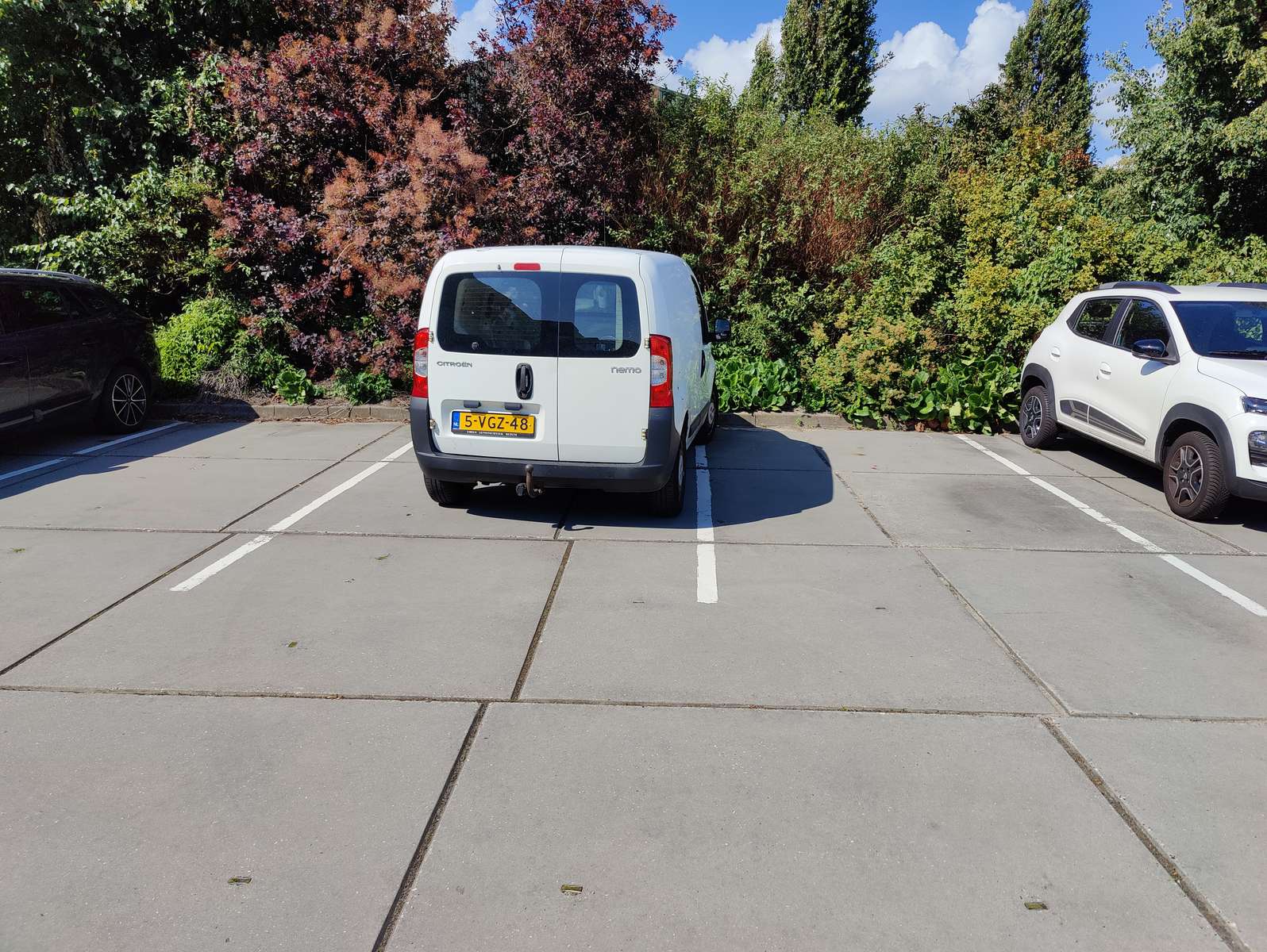 O carro no estacionamento puzzle online a partir de fotografia