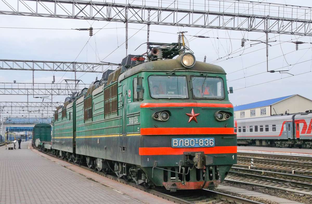 VL80t-836 с товарен влак онлайн пъзел