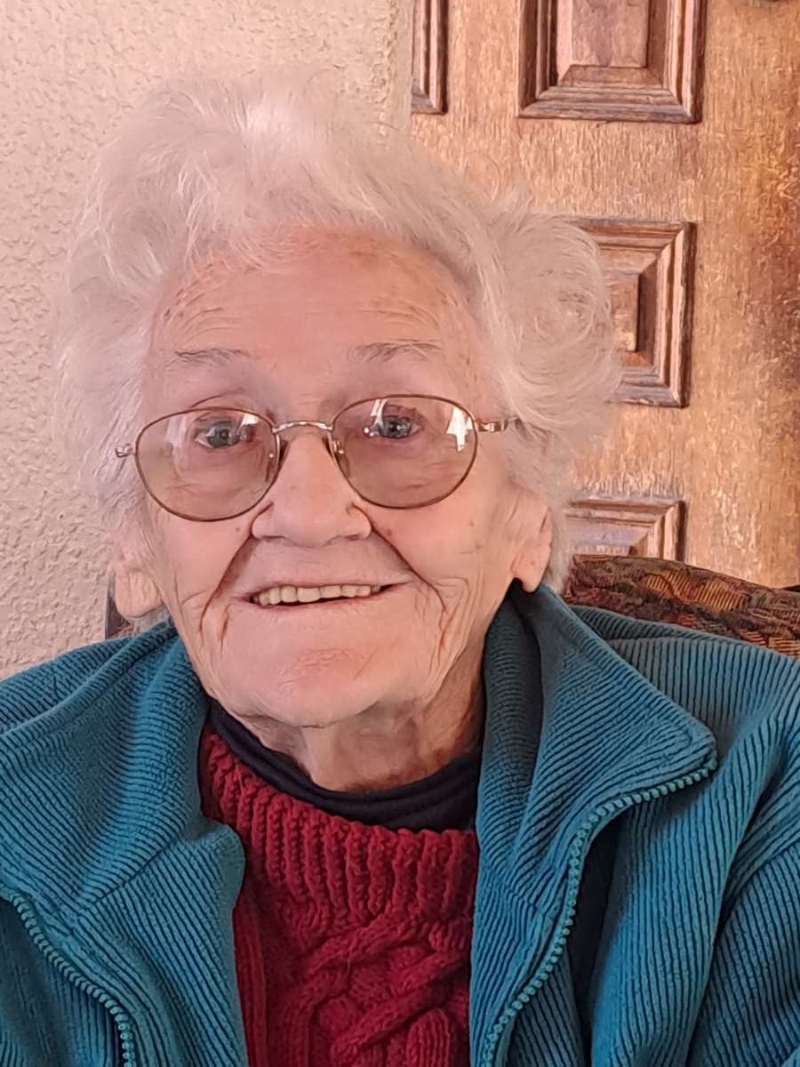 abuela en silla puzzle online a partir de foto