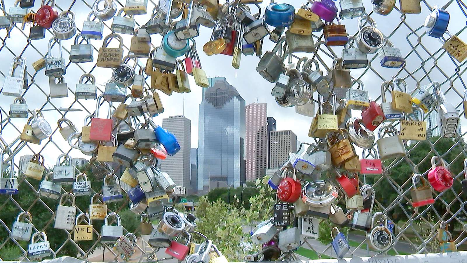 6 szerelmi zár a városi kerítésen online puzzle