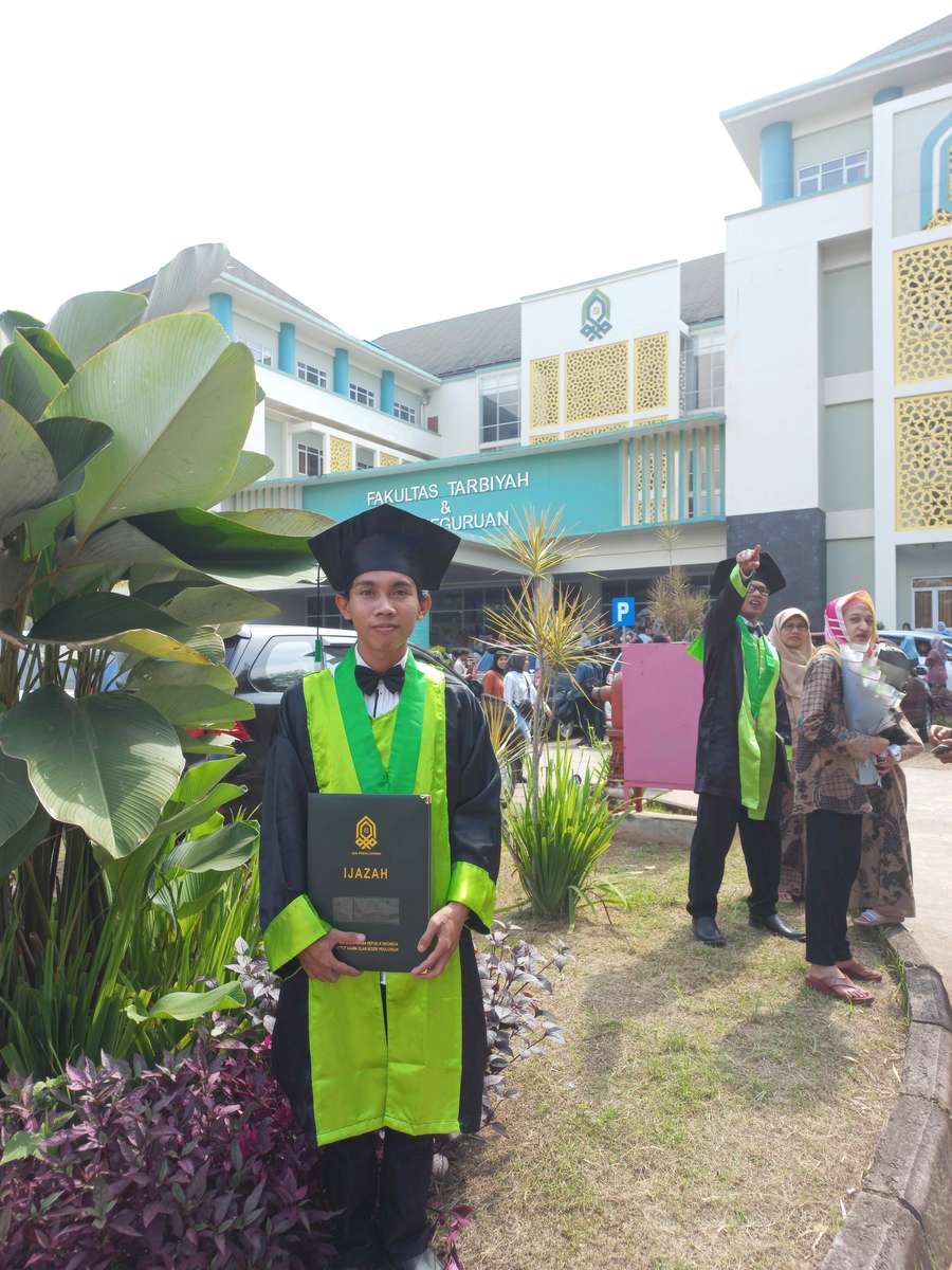 Wisuda Ke 33 puzzle online from photo