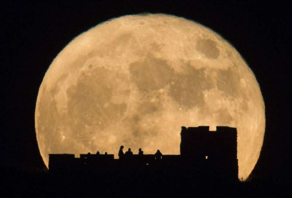 Супер луна онлайн пъзел от снимка