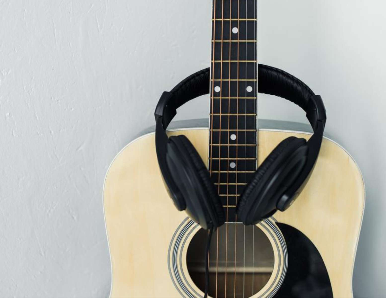 κιθάρα με ακουστικό παζλ online από φωτογραφία