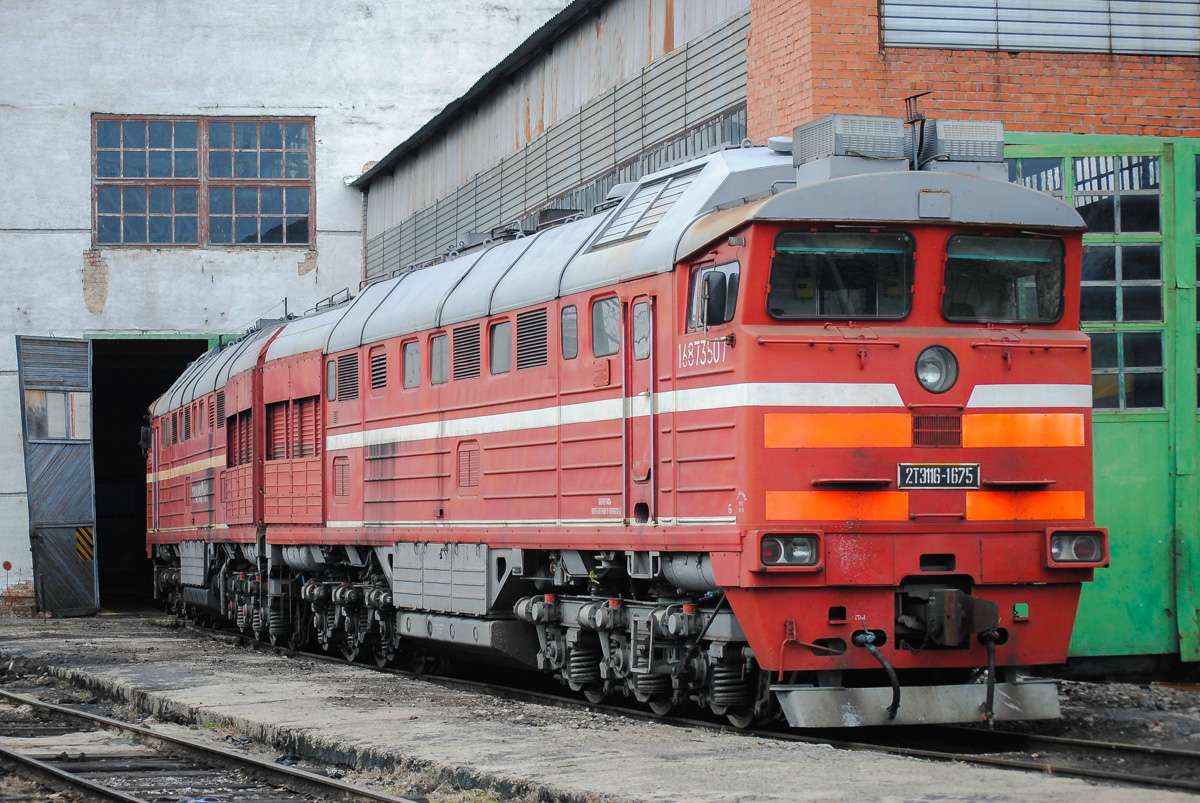 locomotiva 2TE 116-1675 puzzle online a partir de fotografia