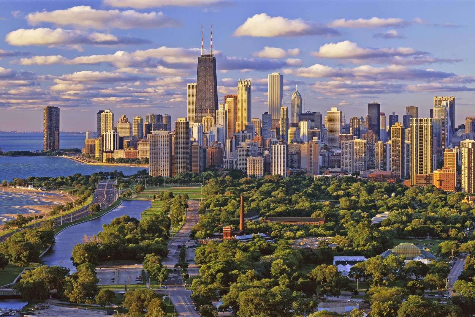 Большой город: облака и зелень пазл онлайн из фото