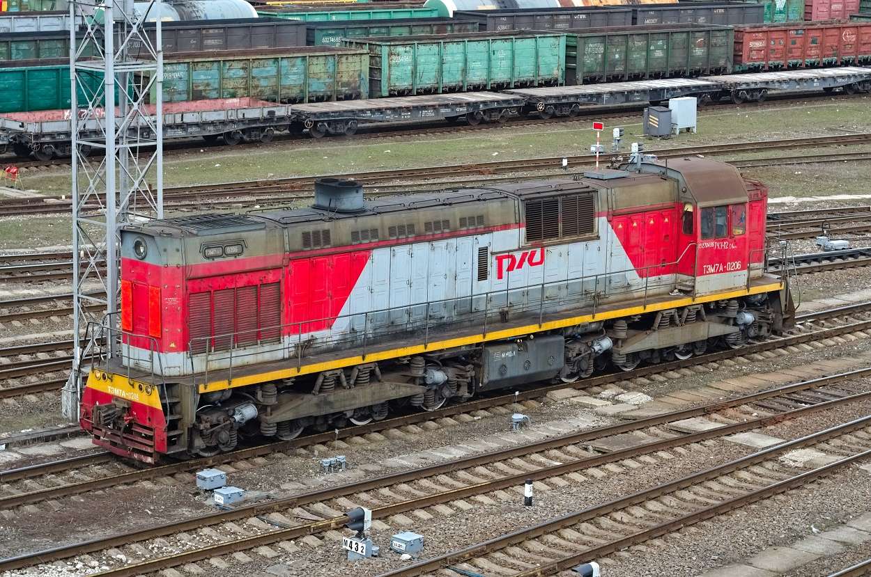 Locomotiva diesel TEM 7 A a Căilor Ferate Ruse puzzle online din fotografie