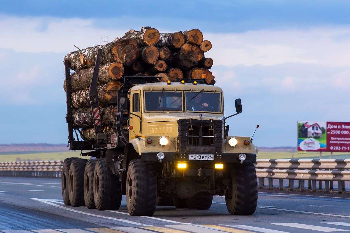 houtvrachtwagen Kraz 256b puzzel online van foto