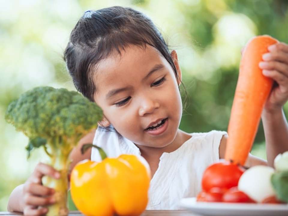 Малыш любит овощи пазл онлайн из фото