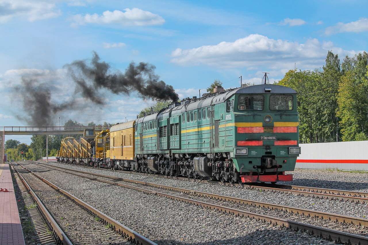 Locomotiva diesel 2TE10M puzzle online a partir de fotografia