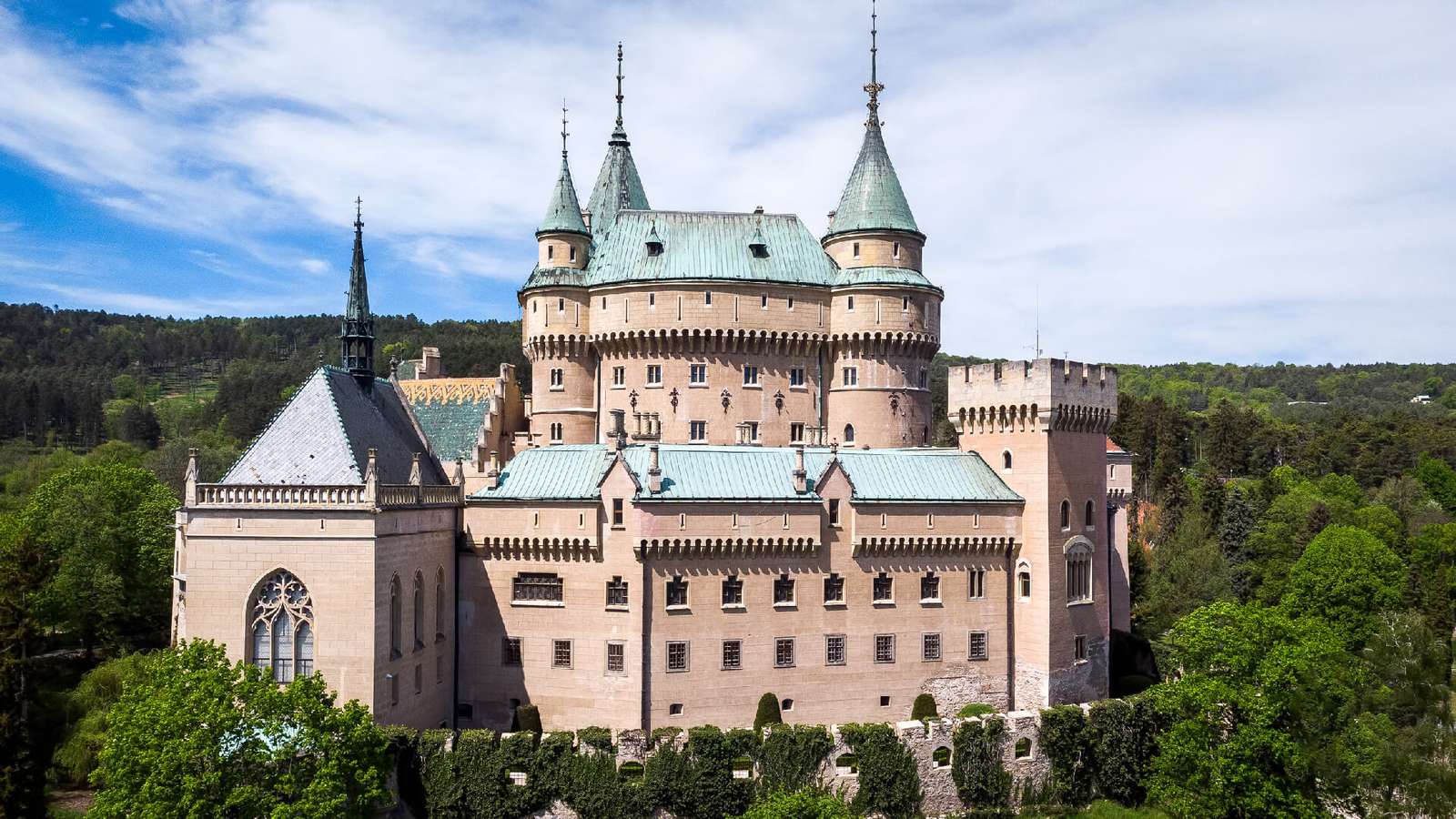 Castelo de Bojnice puzzle online a partir de fotografia