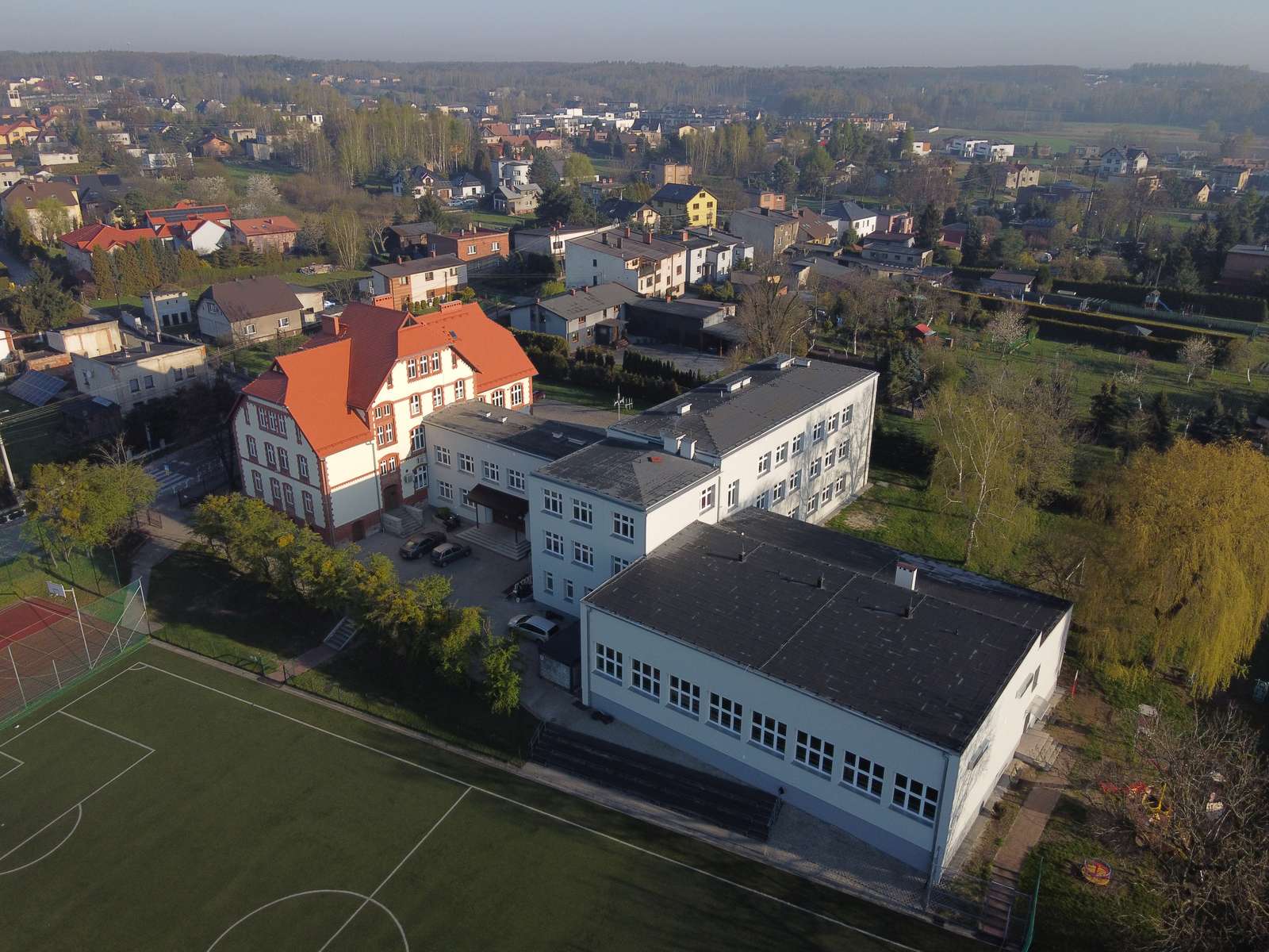 Escola Niedobczyce puzzle online a partir de fotografia