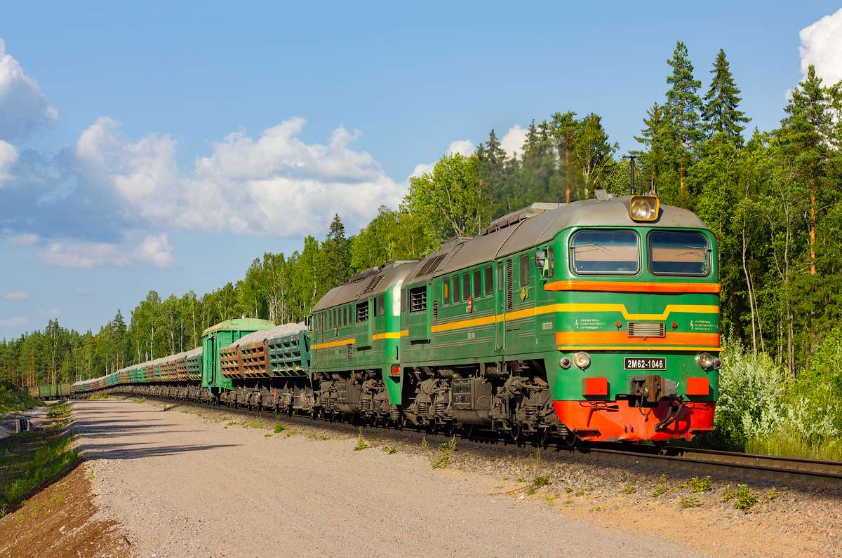 Locomotiva diesel 2M62-1046 puzzle online a partir de fotografia
