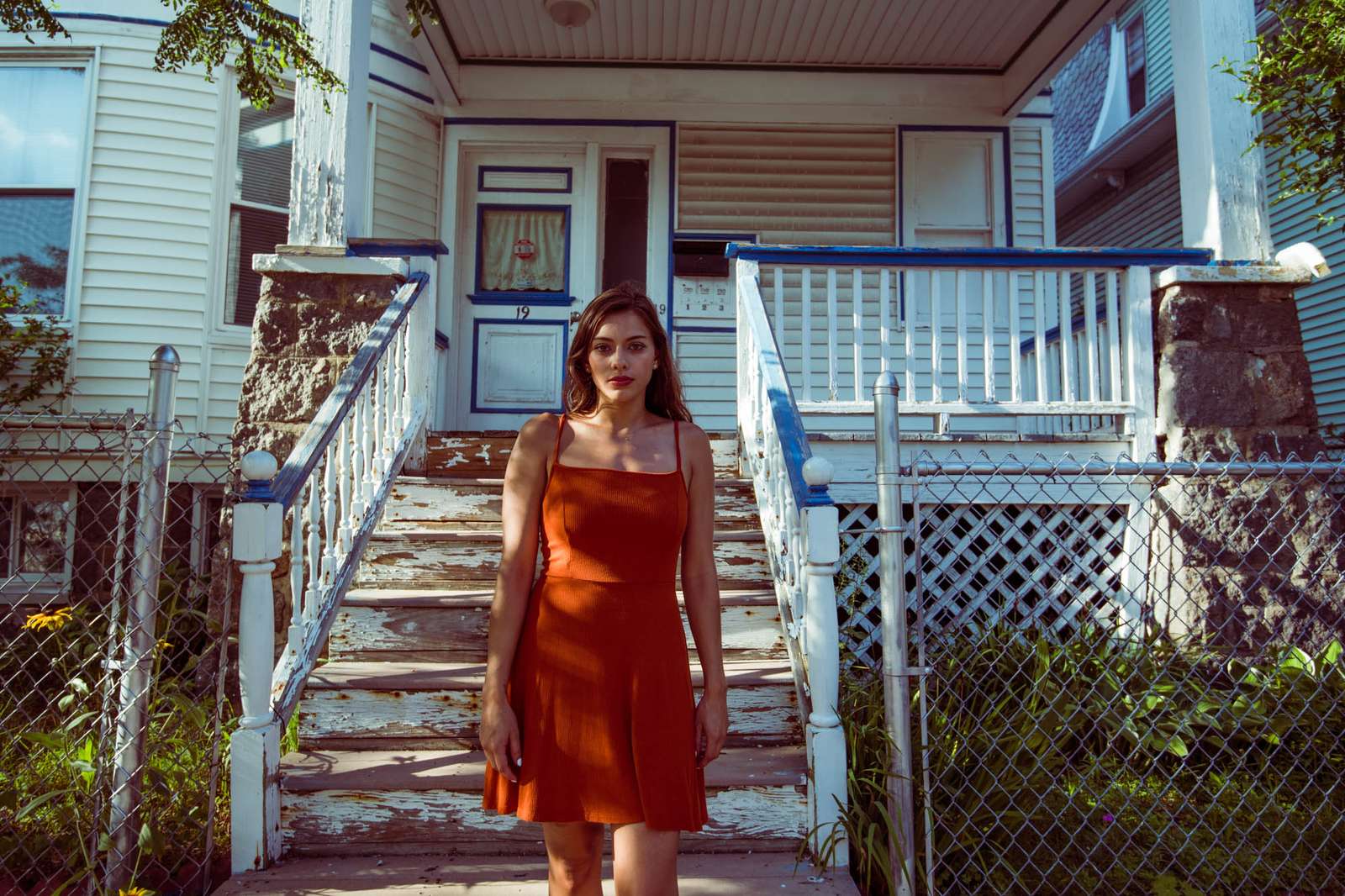 Chica frente a la casa antigua rompecabezas en línea