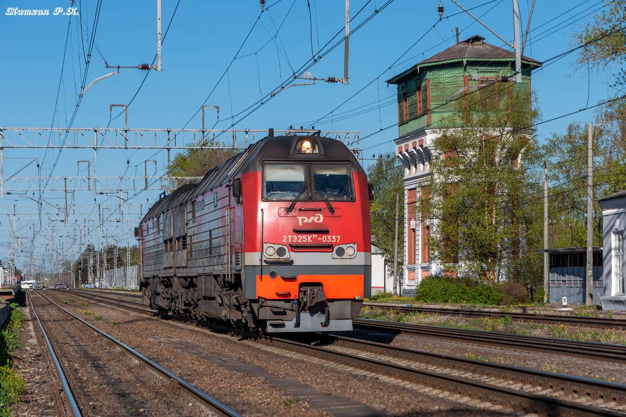 locomotiva diesel 2TE25K puzzle online a partir de fotografia