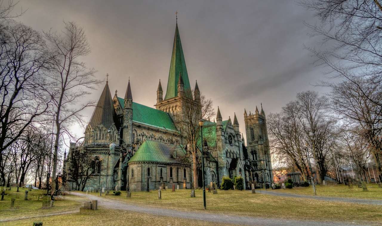 Nidaros Cathedral in Trondheim puzzle online from photo