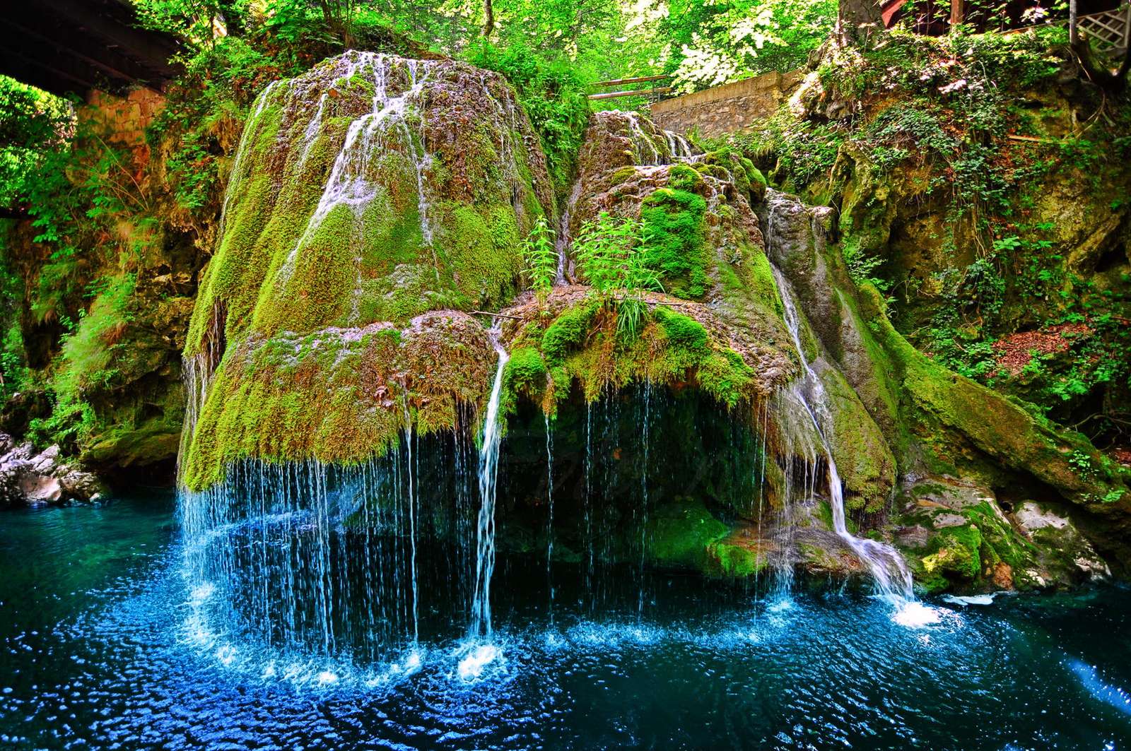 Живописен водопад онлайн пъзел от снимка