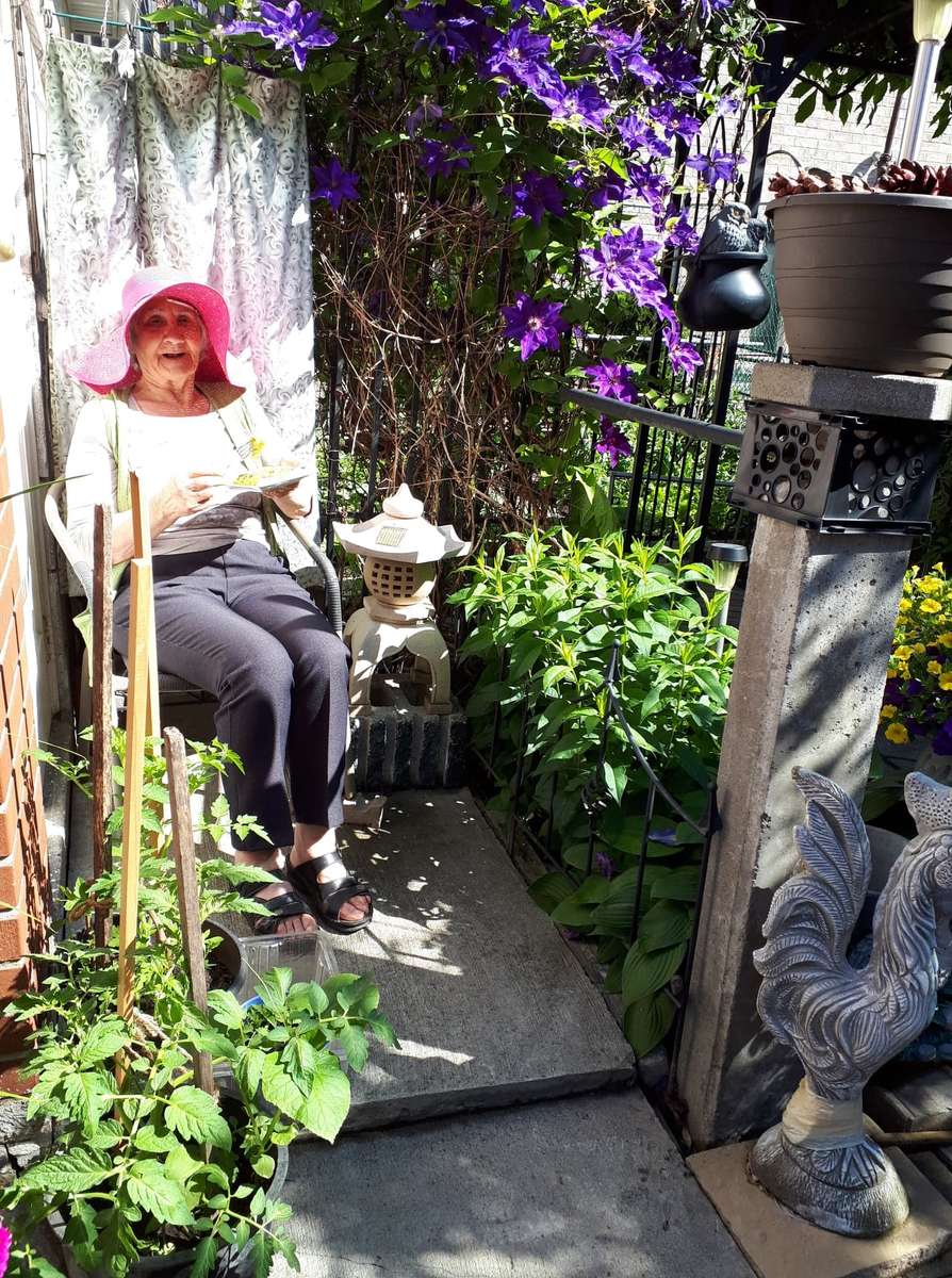 Мама в своєму саду онлайн пазл