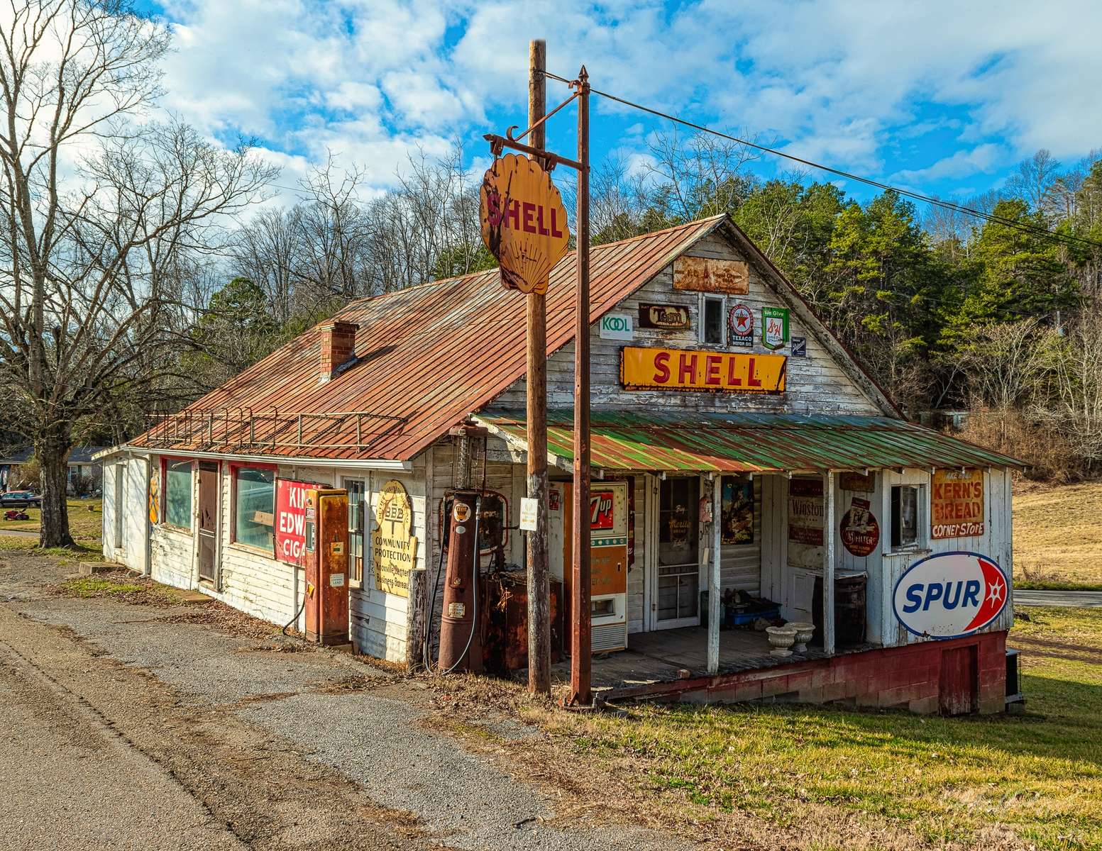 Old Gas station puzzle online from photo