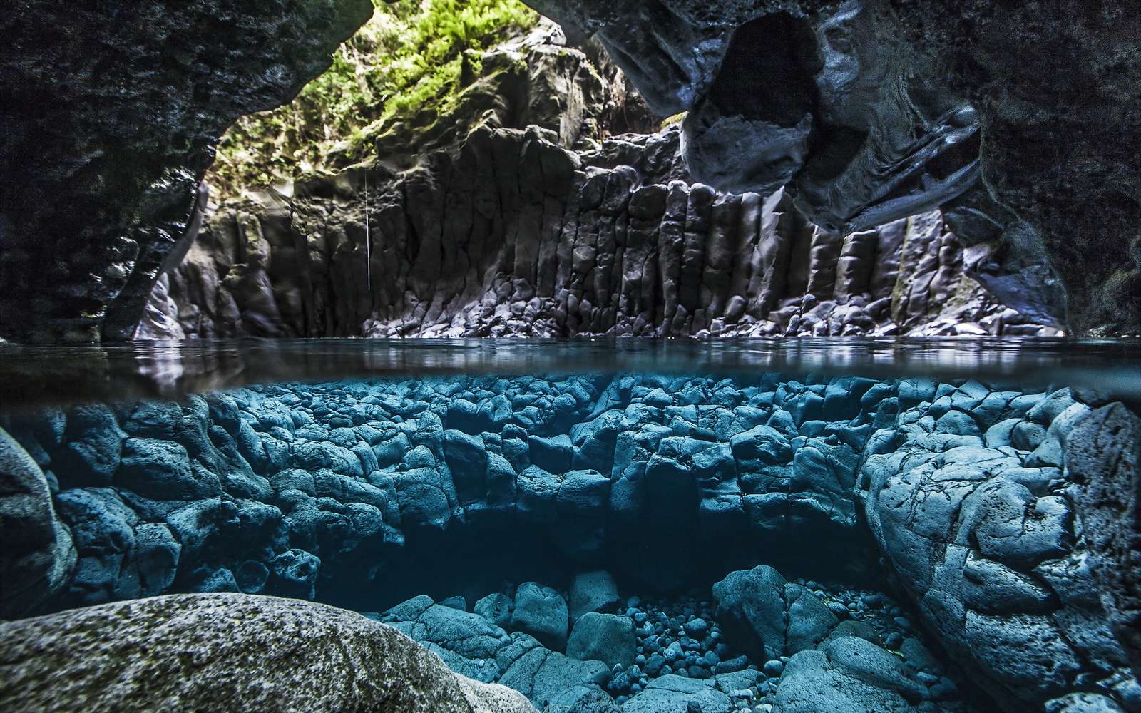 Stânci albastre în peșteră puzzle online din fotografie